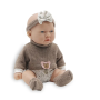 Muñeca bebé con diferentes conjuntos de ropa